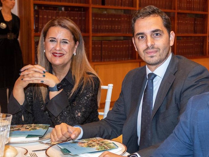 Sonia Gaya, portavoz adjunta del grupo socialista en el Ayuntamiento de Sevilla, y Javier Macías, jefe de sección de ABC de Sevilla