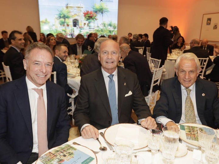 Manuel de la Cruz, director territorial del Banco Santander en Andalucía, Ignacio Soro, hermano mayor del Gran Poder, y Antonio Pascual, presidente de Endesa Generación