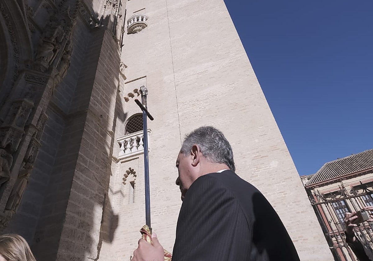 El alcalde de Sevilla José Luis Sanz portando la espada de San Fernando bajo la Giralda y entrando en la Puerta de los Palos