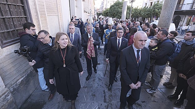 El alcalde porta la espada 'Lobera' transitando por las Gradas Altas de la Catedral
