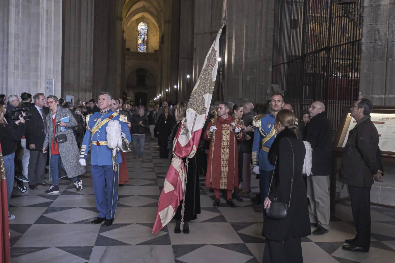 Apertura de la urna de San Fernando, misa y procesión de la espada en la Catedral de Sevilla con motivo de la festividad de San Clemente