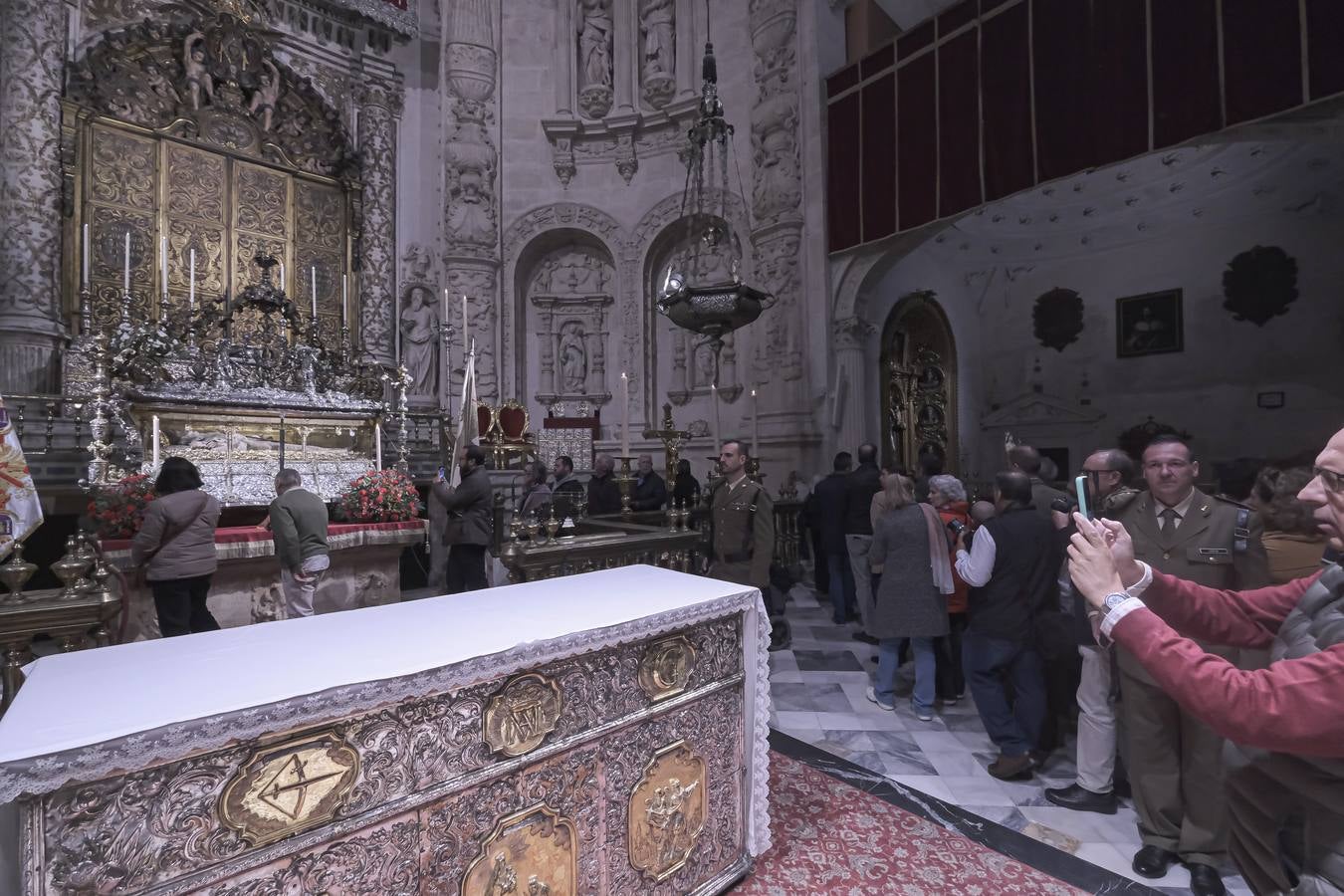 Apertura de la urna de San Fernando, misa y procesión de la espada en la Catedral de Sevilla con motivo de la festividad de San Clemente