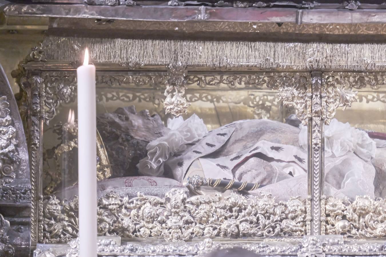 Apertura de la urna de San Fernando, misa y procesión de la espada en la Catedral de Sevilla con motivo de la festividad de San Clemente