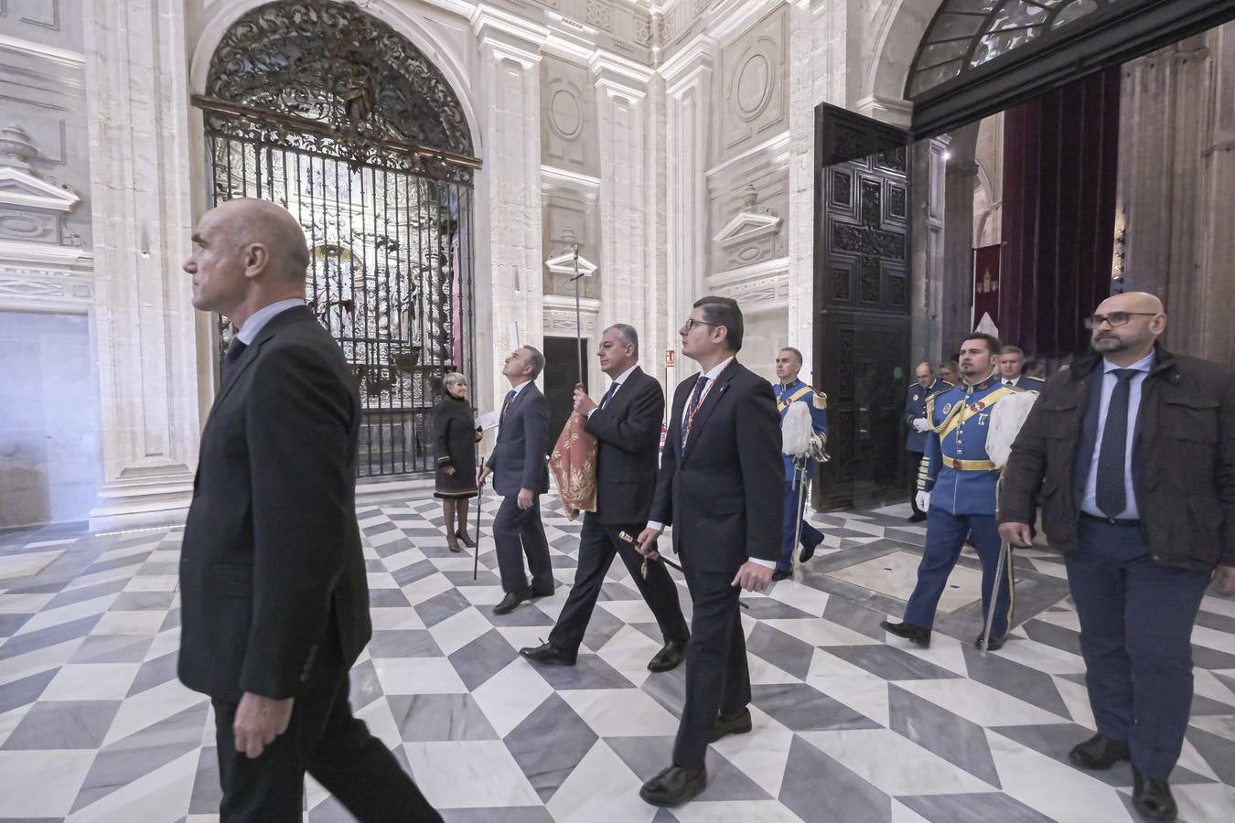 Apertura de la urna de San Fernando, misa y procesión de la espada en la Catedral de Sevilla con motivo de la festividad de San Clemente