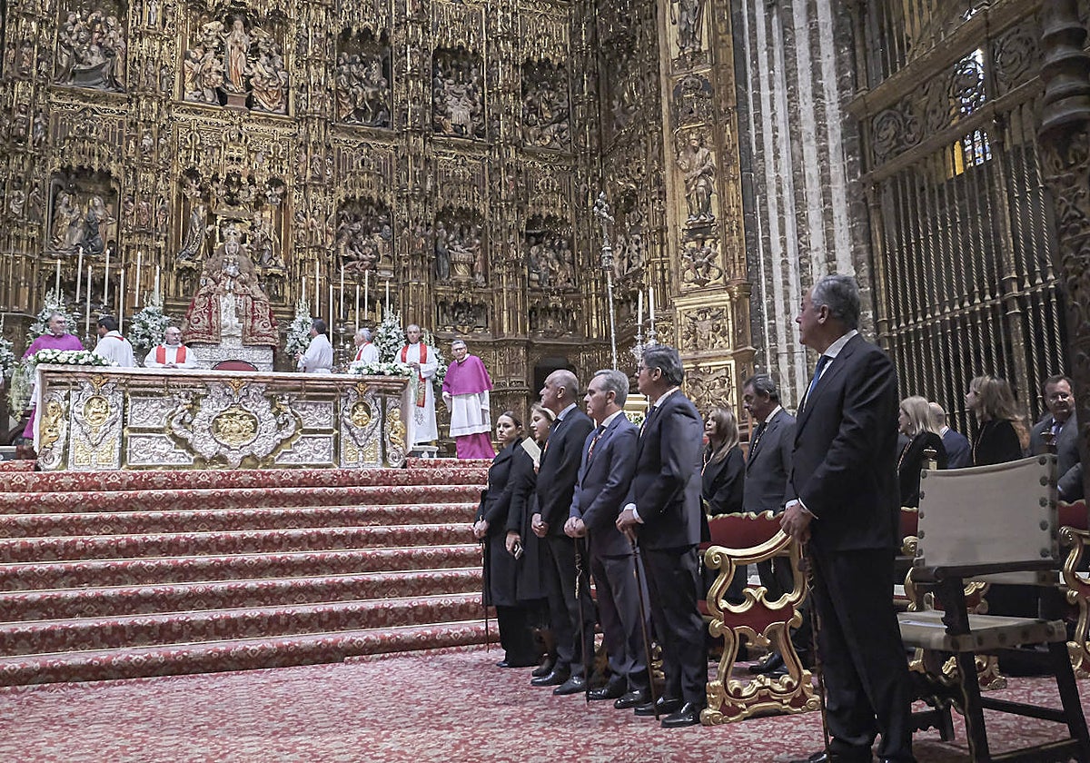 Un momento de la Eucaristía celebrada en el Altar Mayor de la Catedral de Sevilla con la Virgen de los Reyes
