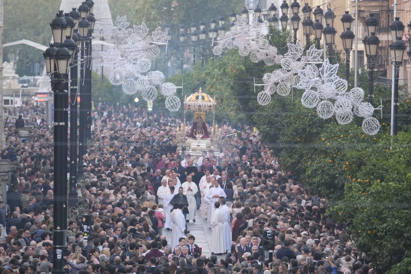 La procesión extraordinaria de la Virgen de Valme y San Fernando recorre Sevilla