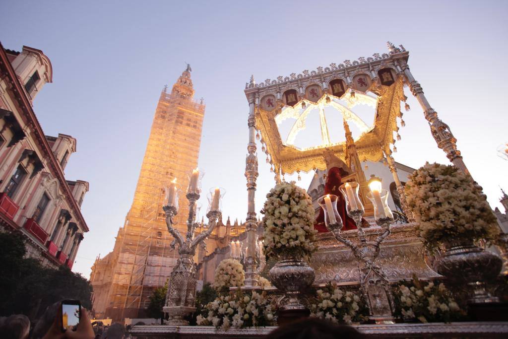 La procesión extraordinaria de la Virgen de Valme y San Fernando recorre Sevilla