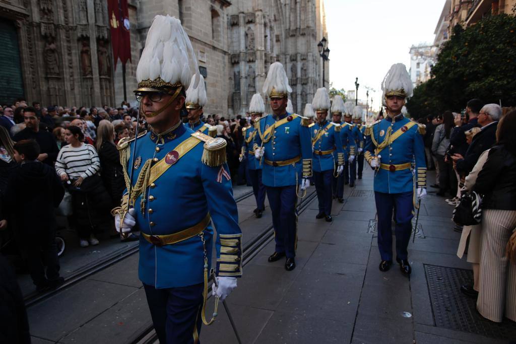 La procesión extraordinaria de la Virgen de Valme y San Fernando recorre Sevilla