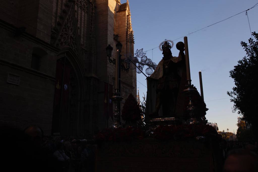 La procesión extraordinaria de la Virgen de Valme y San Fernando recorre Sevilla