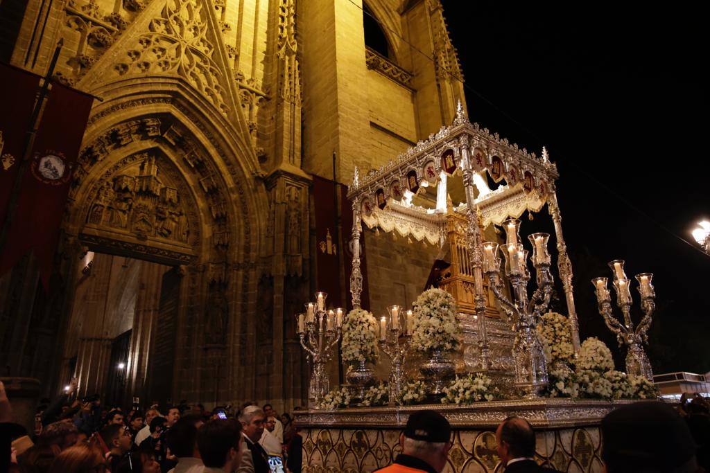 La procesión extraordinaria de la Virgen de Valme y San Fernando recorre Sevilla