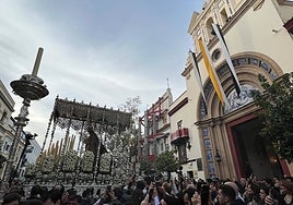 La Virgen del Patrocinio deslumbra por las calles de Triana, en imágenes