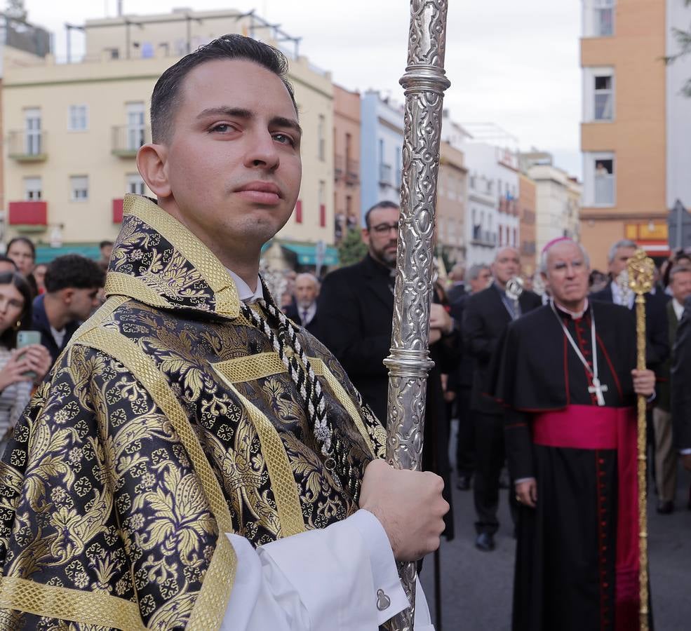 La Virgen del Patrocinio recorre las calles del barrio sevillano de Triana