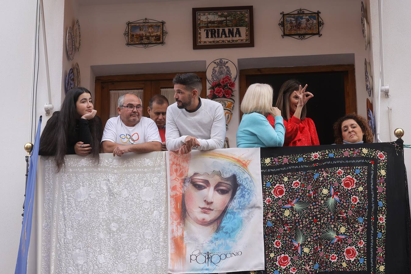 La Virgen del Patrocinio recorre las calles del barrio sevillano de Triana