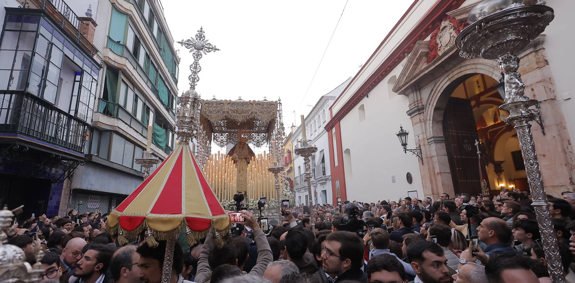 La Virgen del Patrocinio recorre las calles del barrio sevillano de Triana