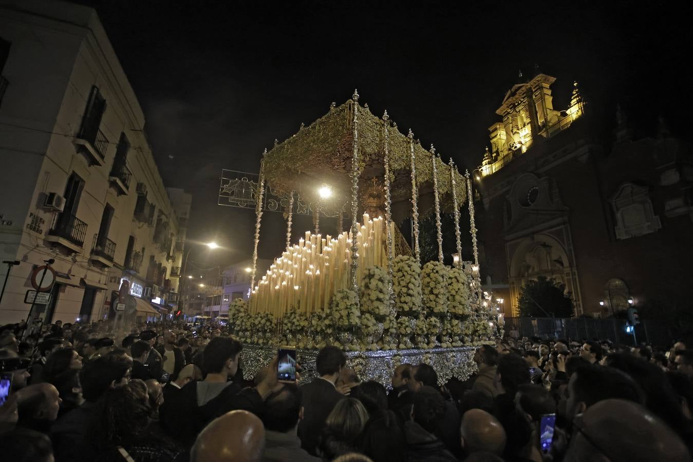 La Virgen del Patrocinio recorre las calles del barrio sevillano de Triana