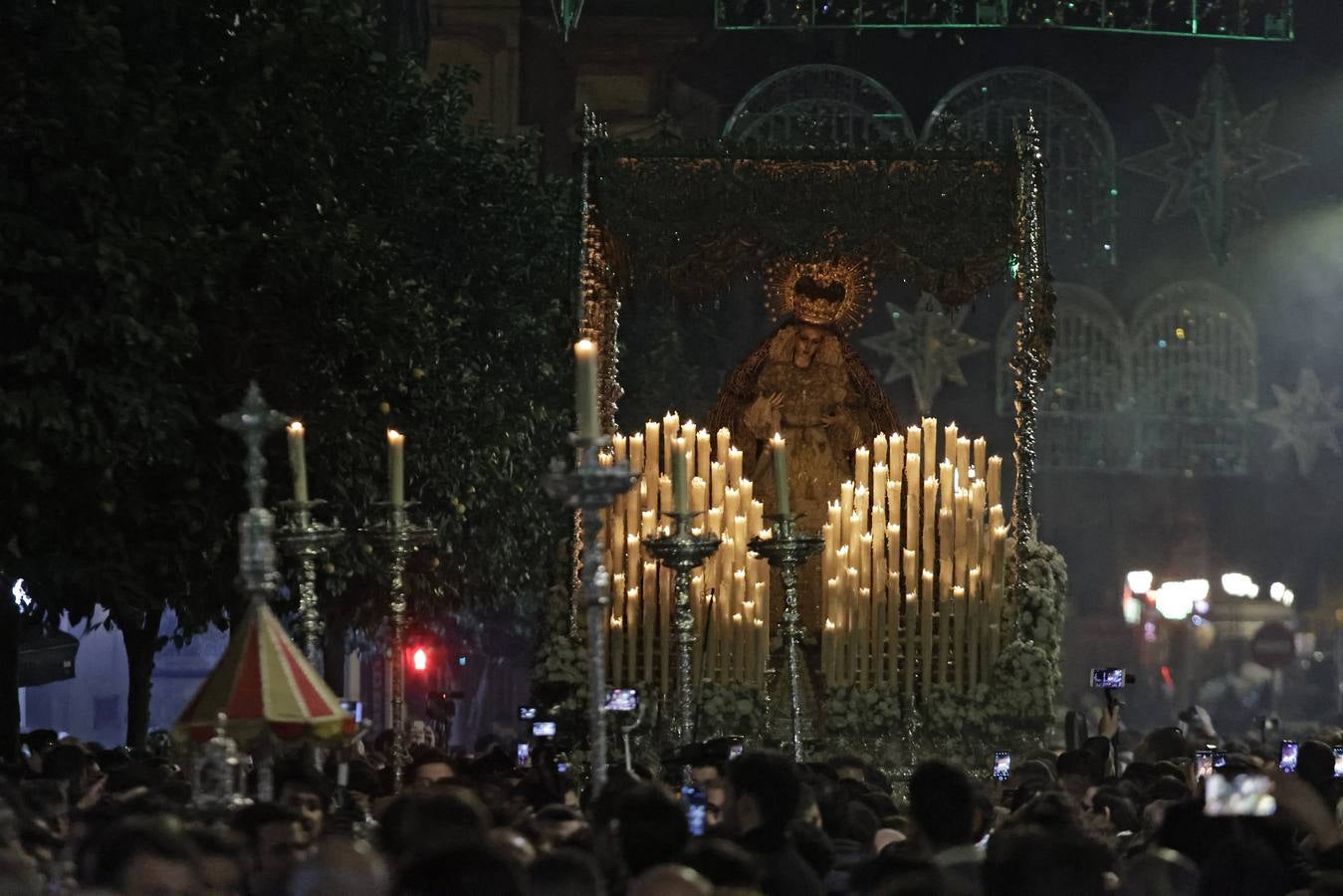 La Virgen del Patrocinio recorre las calles del barrio sevillano de Triana
