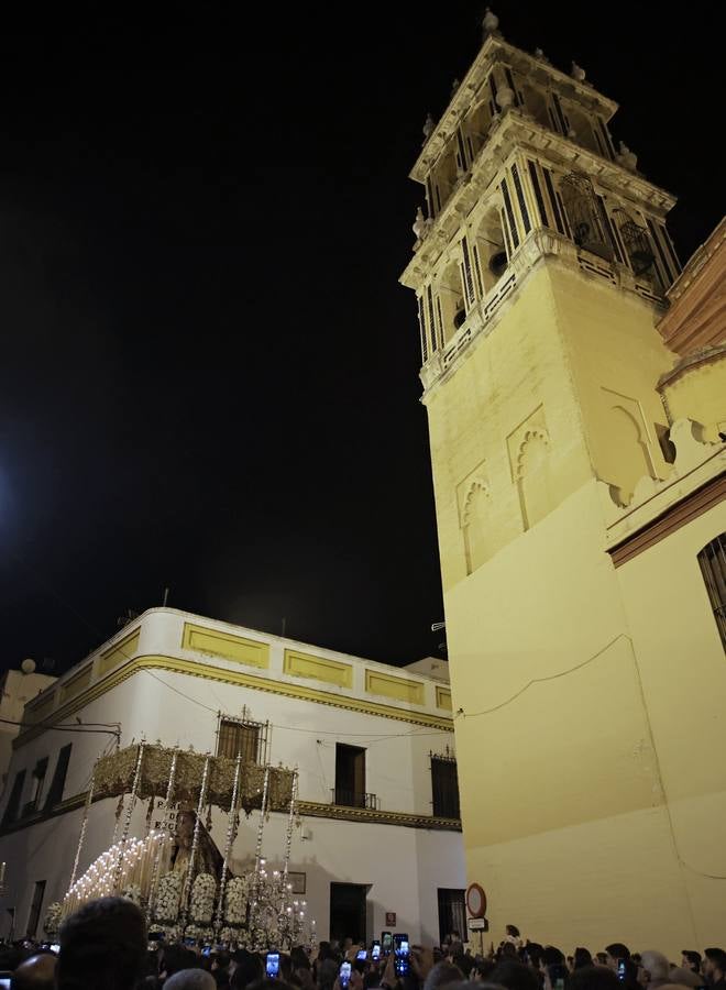 La Virgen del Patrocinio recorre las calles del barrio sevillano de Triana
