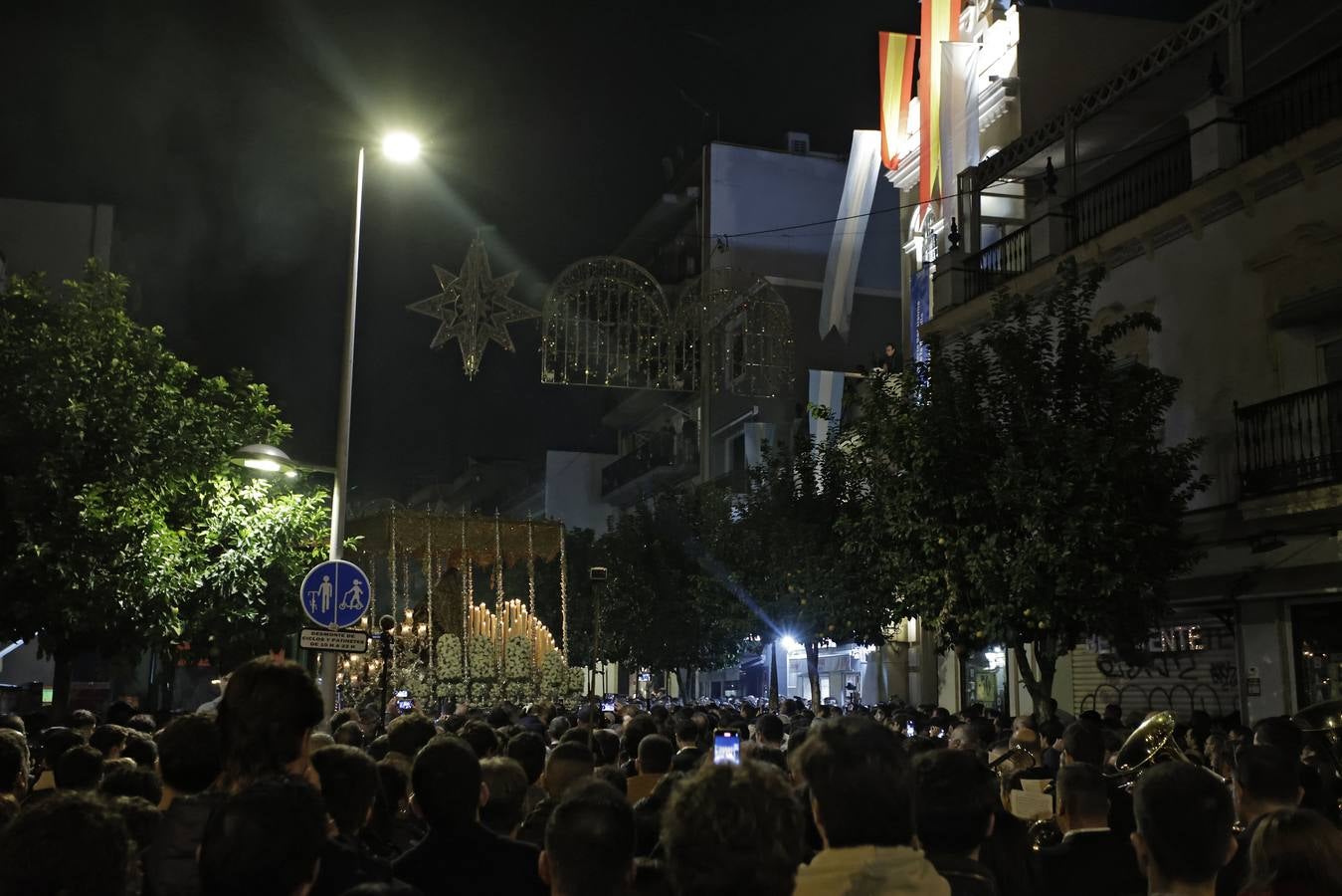 La Virgen del Patrocinio recorre las calles del barrio sevillano de Triana