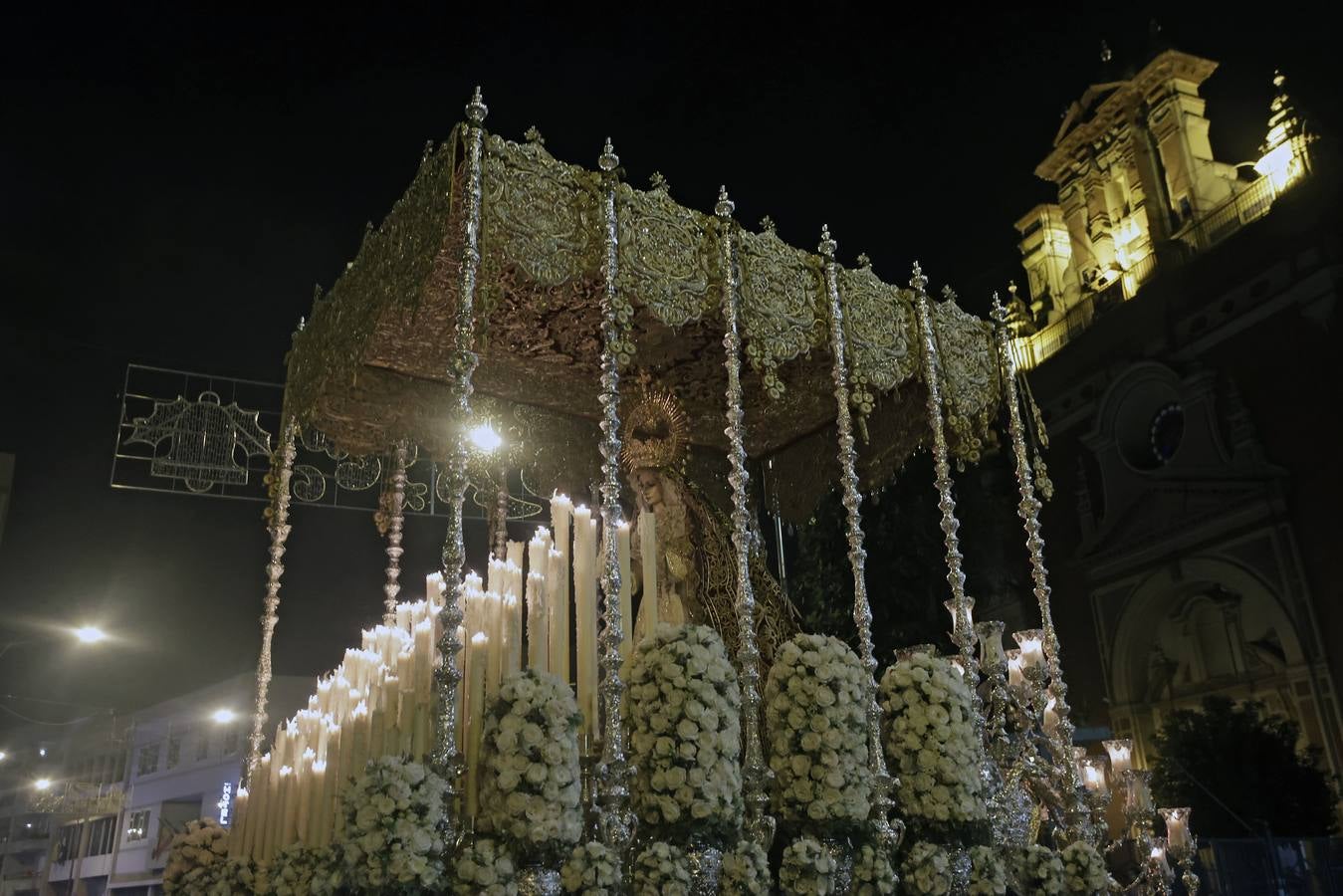 La Virgen del Patrocinio recorre las calles del barrio sevillano de Triana