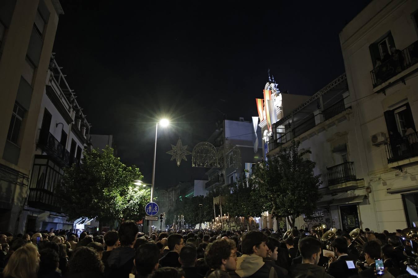 La Virgen del Patrocinio recorre las calles del barrio sevillano de Triana