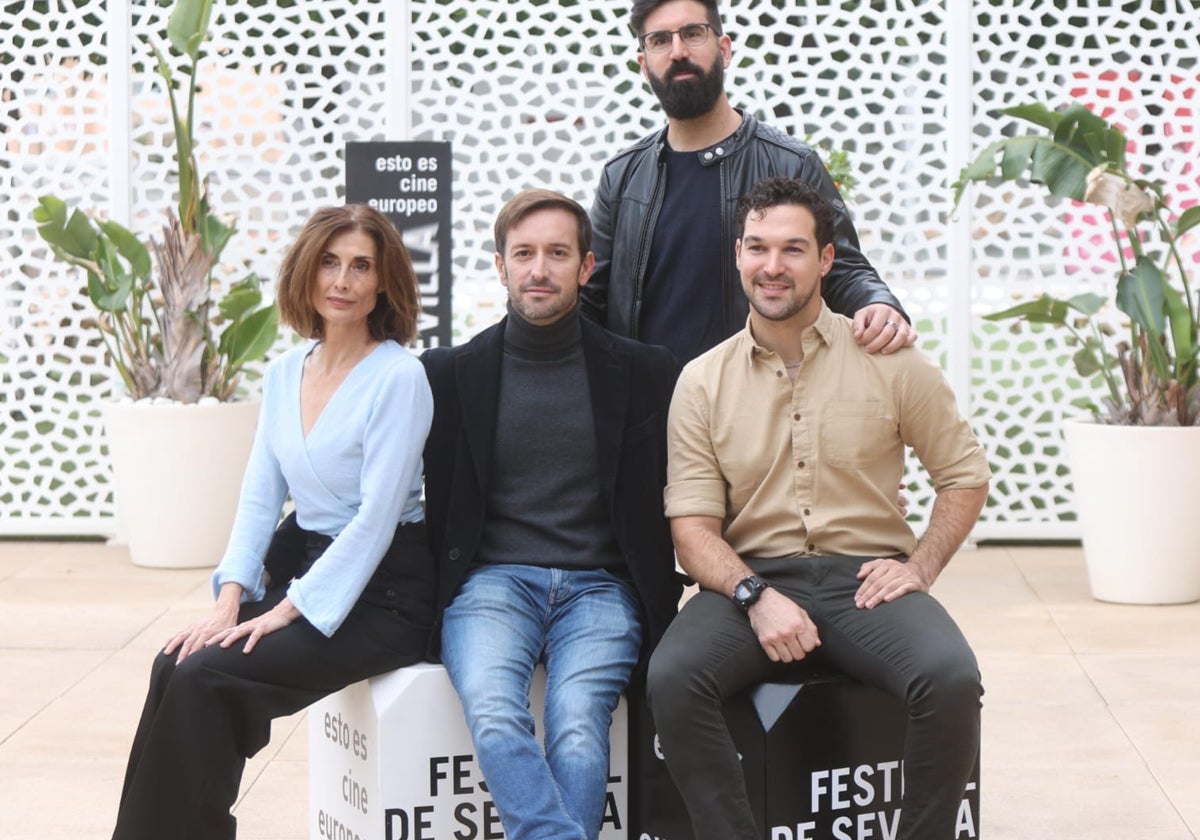 El Equipo de 'Amanece', con Francisco Viruega en el centro e Isabel Ampudia a la izquierda