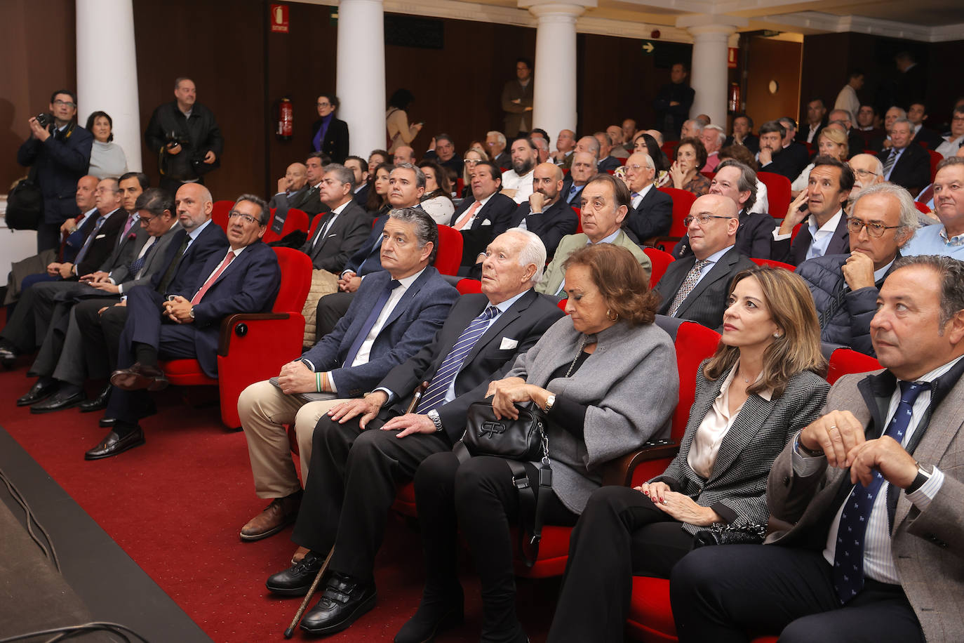 Los Arjona presentan en Sevilla una biografía visual de maestro Curro Romero
