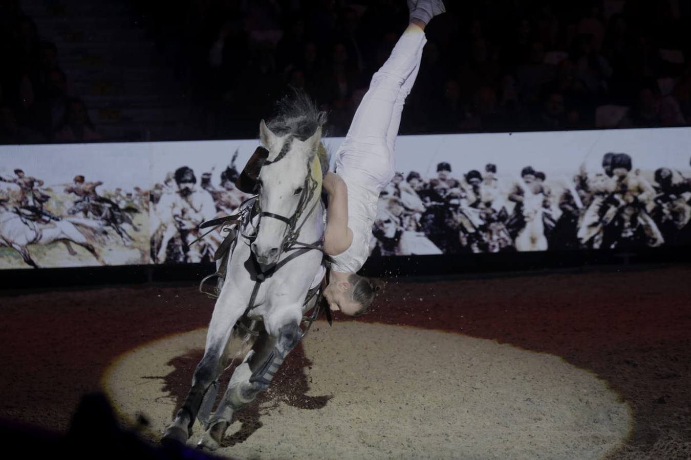 El espectáculo hizo vibrar a la grada durante el primer día del Sicab