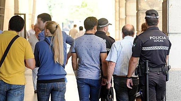 Agentes de la Policía en los pasillos del juzgado en una imagen de archivo