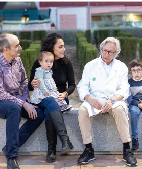 Imagen secundaria 2 - Arriba, la familia al completo con el doctor Guillermo Antiñolo. Debajo, un momento de la intervención y otra imagen de la familia en la explanada del Hospital Maternal del Virgen del Rocío de Sevilla