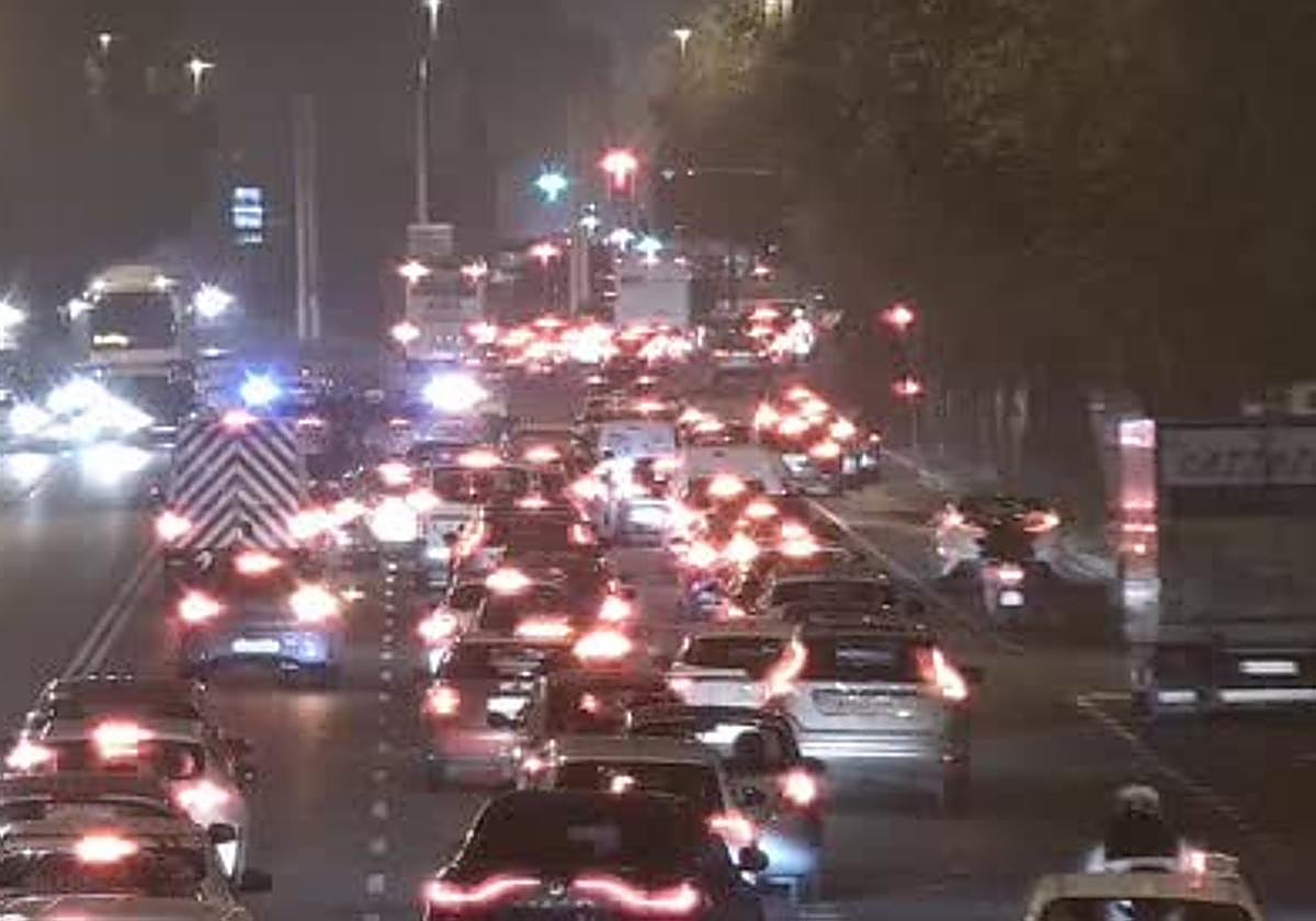 Un accidente en la avenida Menéndez Pelayo ha complicado el tráfico en la zona