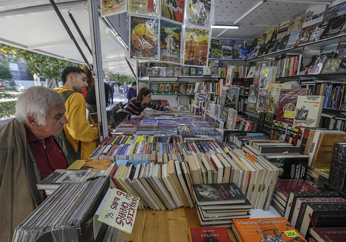 Una de las casetas de la Feria del Libro Antiguo, que está abierta hasta el 9 de diciembre