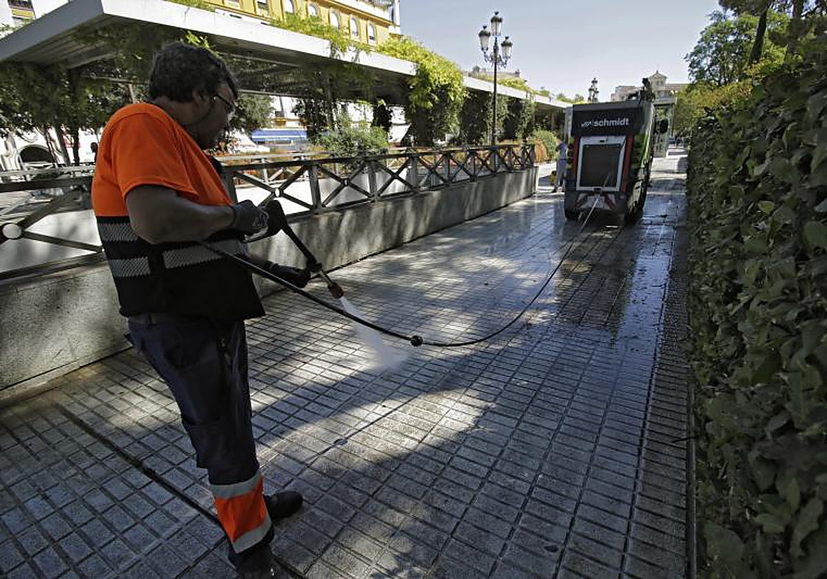 Un operario con una máquina de Lipasam