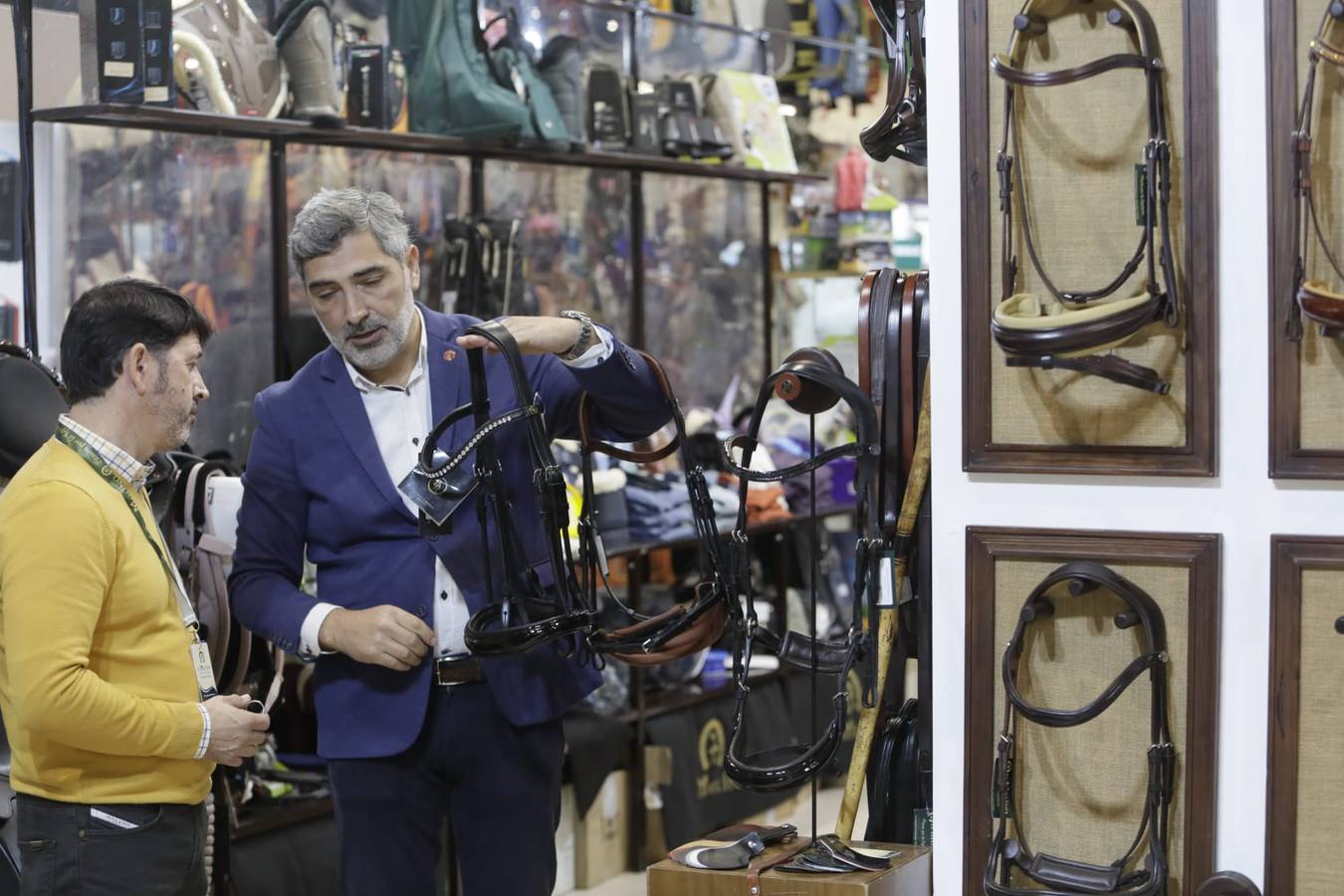 Impresionantes ejemplares de caballos de pura raza española, tiendas especializadas y rostros conocidos del sector se ven estos días en Fibes