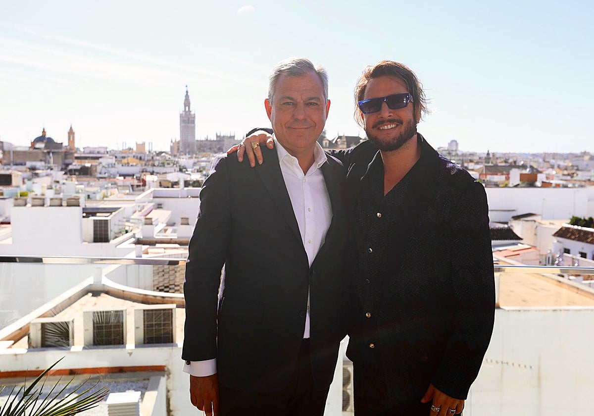 El alcalde de Sevilla José Luis Sanz junto con el cantante Manuel Carrasco