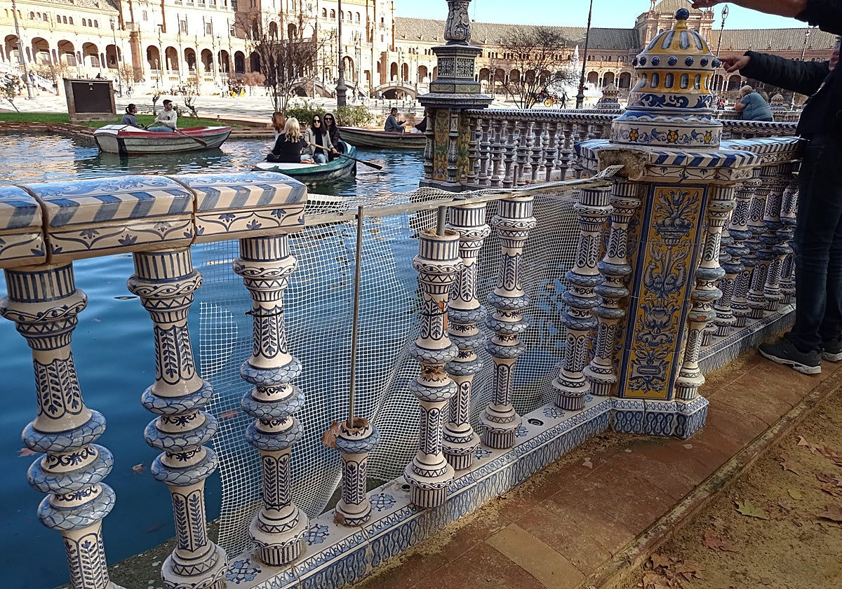 Balaustrada de la Plaza de España destrozada desde hace meses y sin arregilar