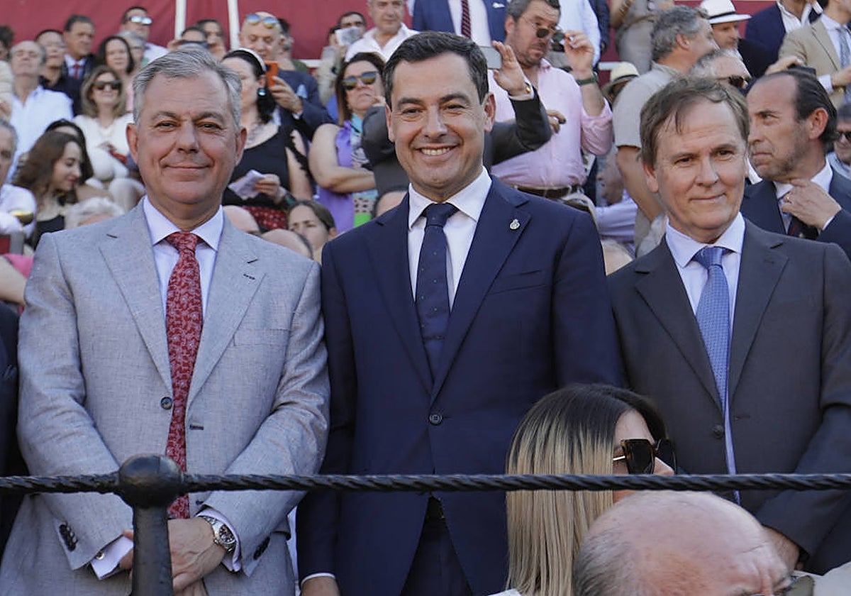 El alcalde de Sevilla, José Luis Sanz, el presidente de la Junta de Andalucía, Juanma Moreno, y el periodista Enrique Romero, en la Maestranza