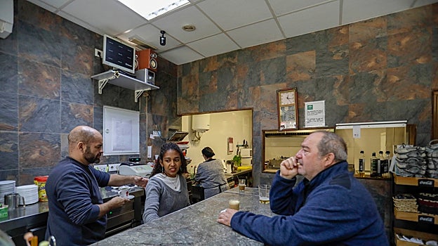 Antonio, a la izquierda, en el Bar Monasterio