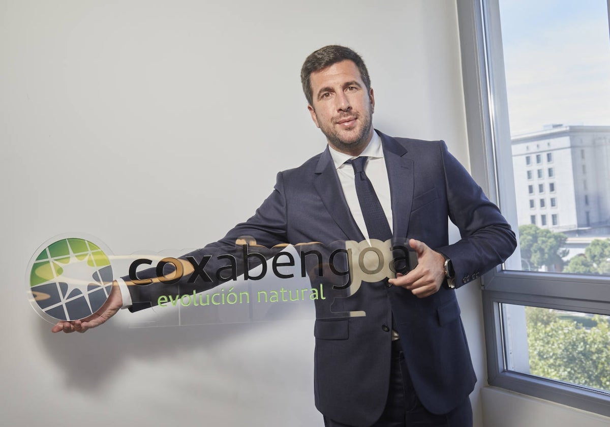 Enrique Riquelme posa junto al logo de Coxabengoa