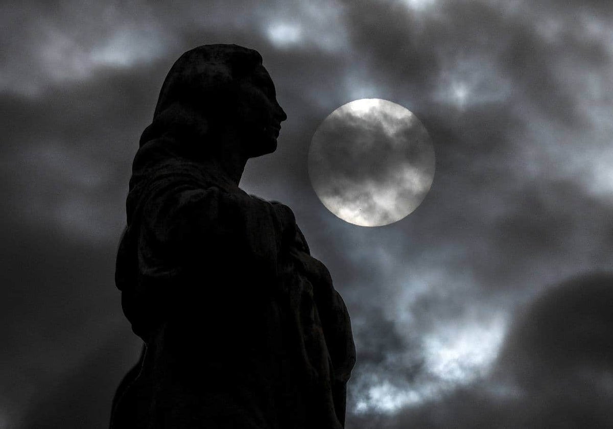 El monumento a la Inmaculada Concepción, con la luna de fondo