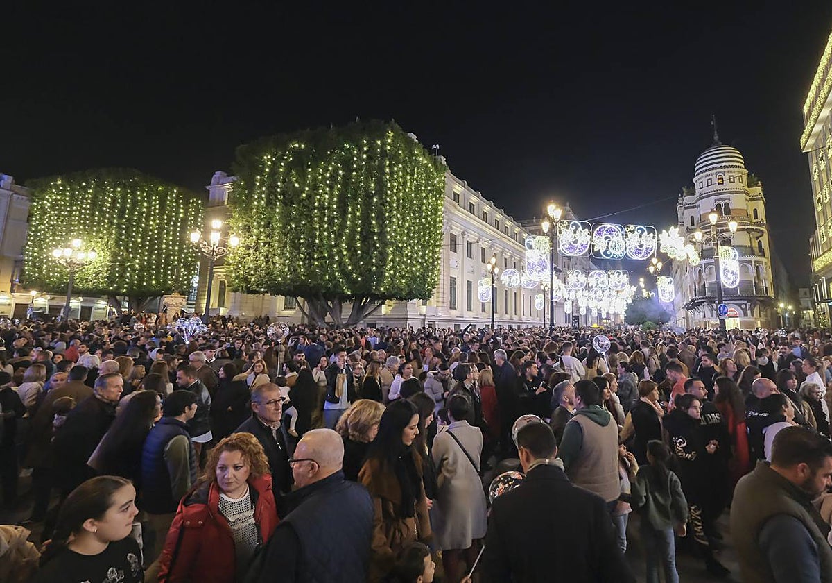 Una multitud abarrota las calles del Centro de Sevilla el Día de la Inmaculada