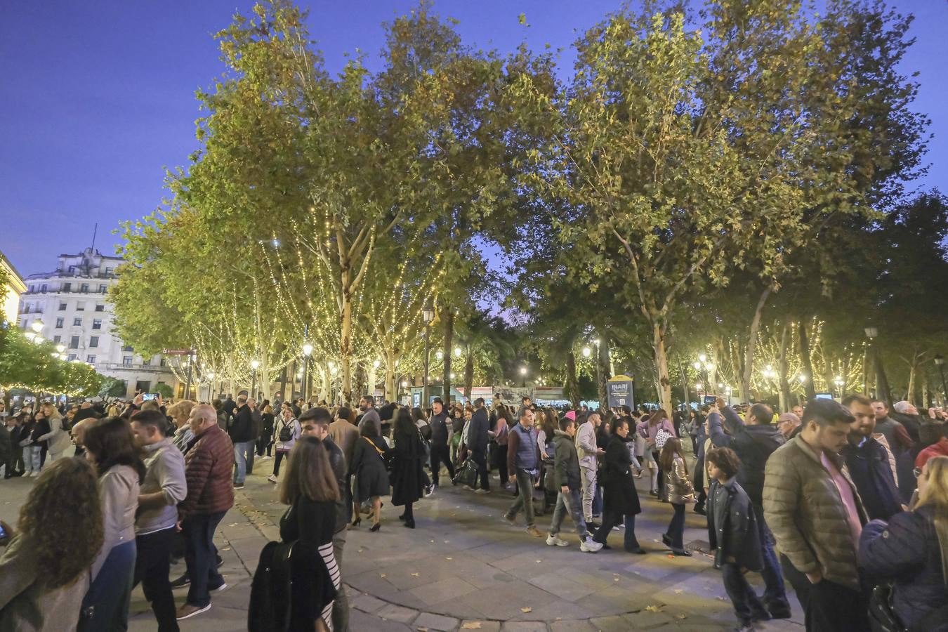 Multitud de personas abarrotan las distintas calles del Centro de la ciudad