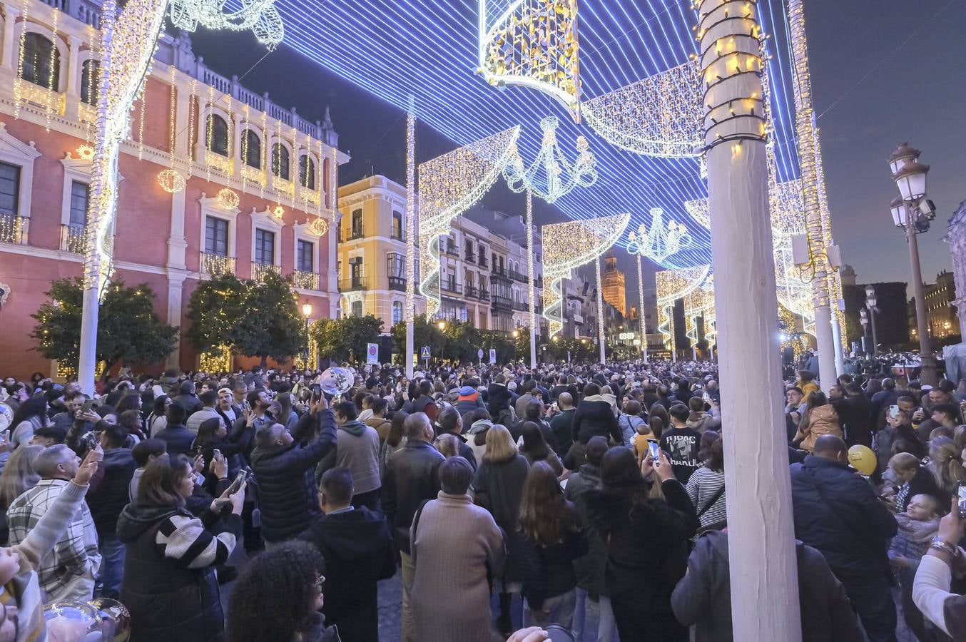 Multitud de personas abarrotan las distintas calles del Centro de la ciudad