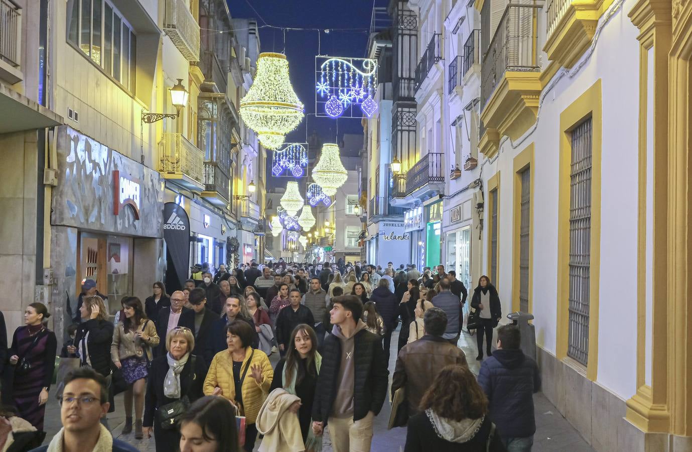 Multitud de personas abarrotan las distintas calles del Centro de la ciudad
