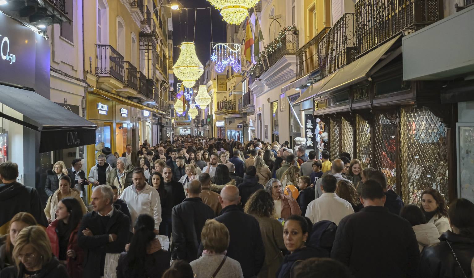 Multitud de personas abarrotan las distintas calles del Centro de la ciudad