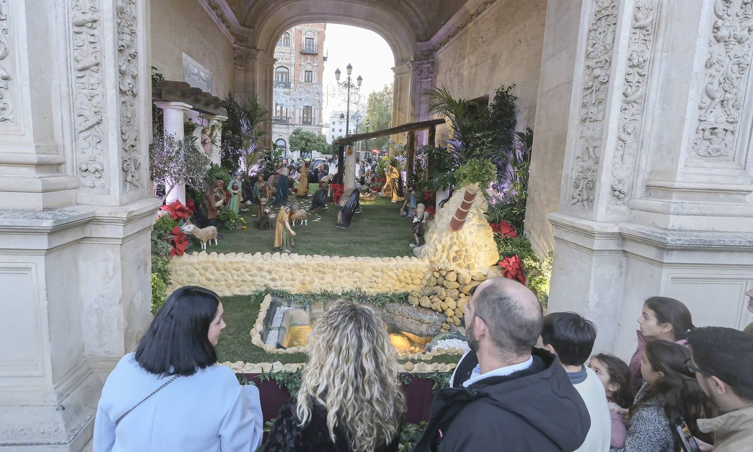 Multitud de personas abarrotan las distintas calles del Centro de la ciudad