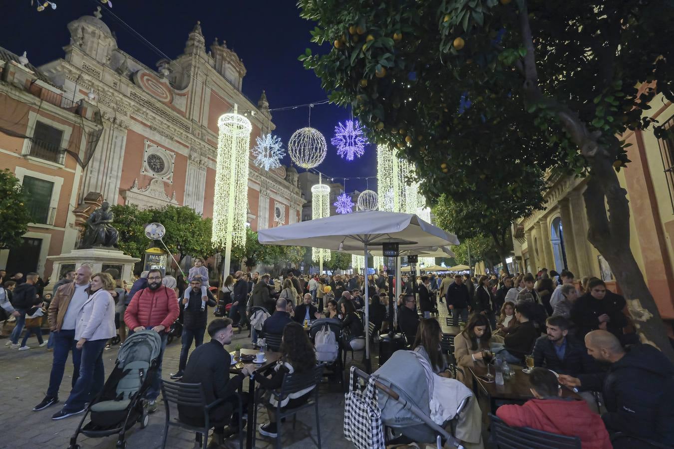 Multitud de personas abarrotan las distintas calles del Centro de la ciudad