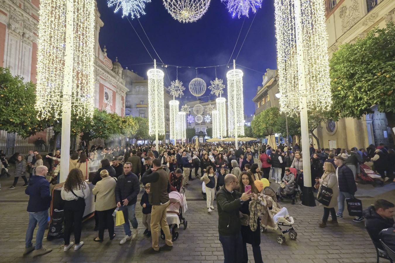Multitud de personas abarrotan las distintas calles del Centro de la ciudad
