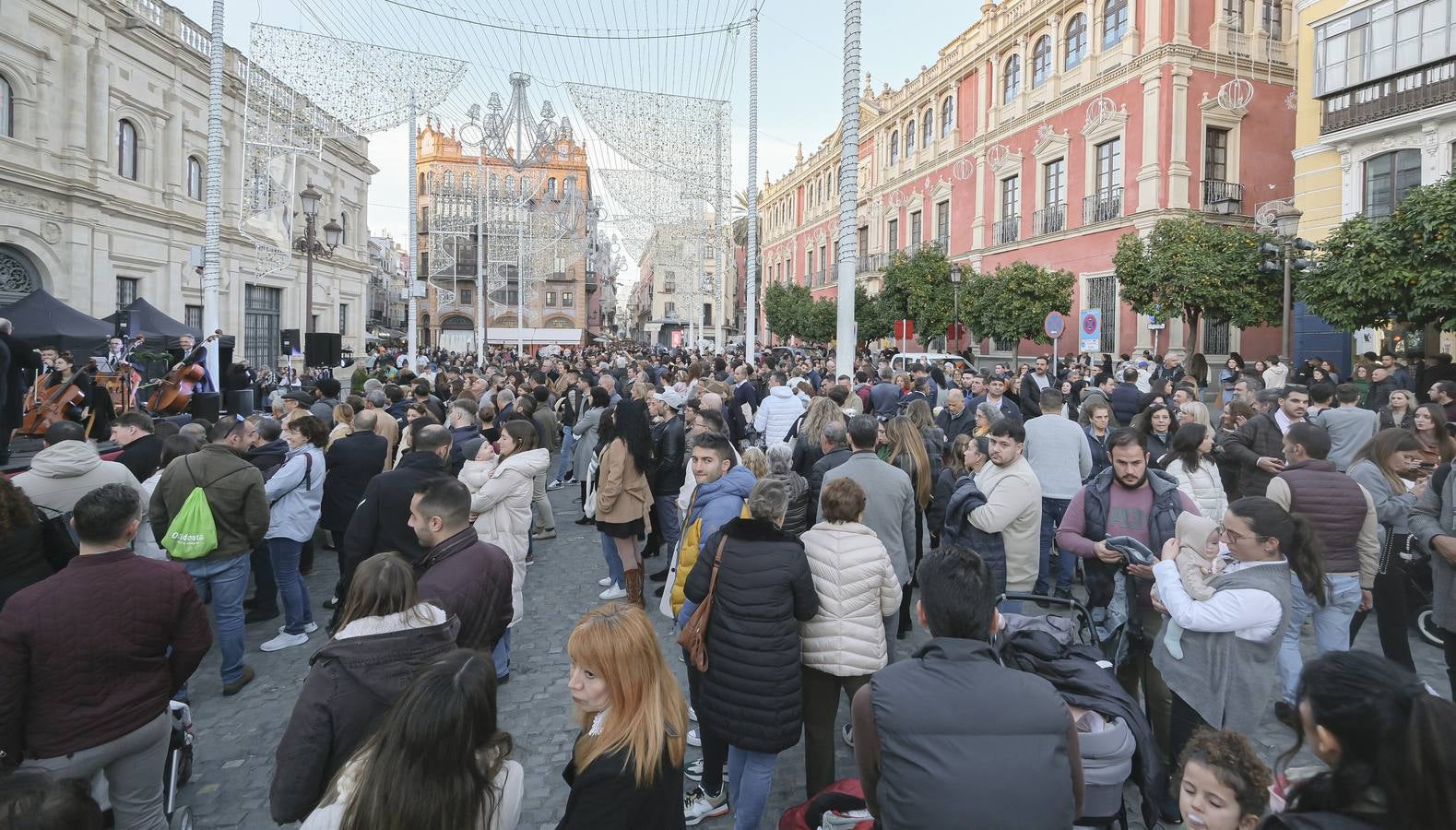 Multitud de personas abarrotan las distintas calles del Centro de la ciudad