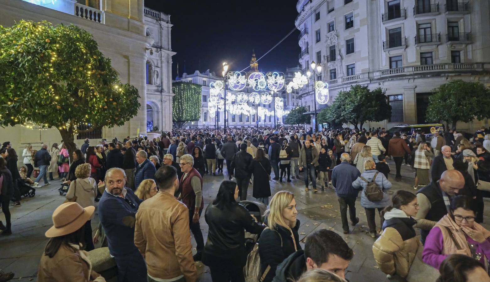 Multitud de personas abarrotan las distintas calles del Centro de la ciudad