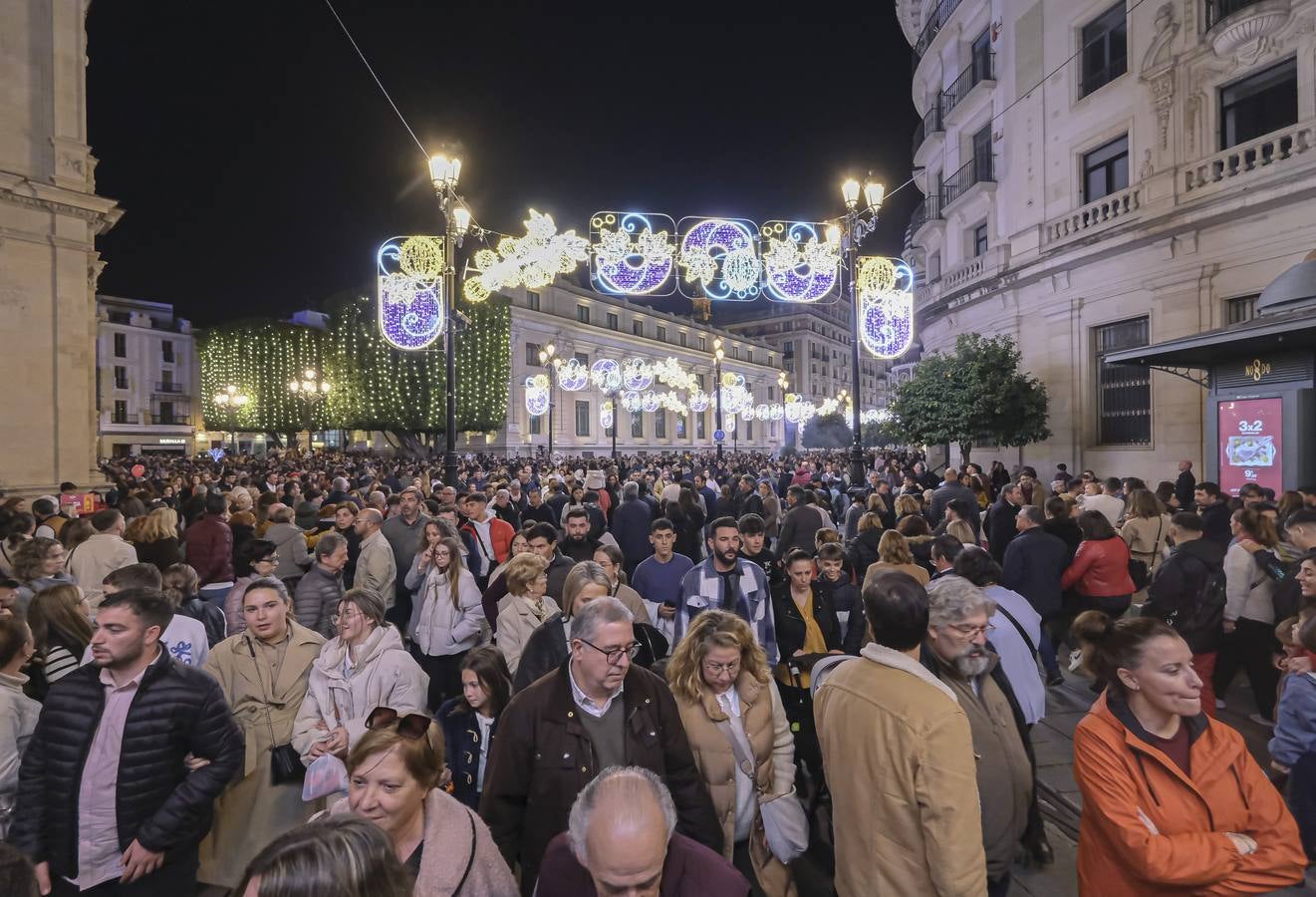Multitud de personas abarrotan las distintas calles del Centro de la ciudad